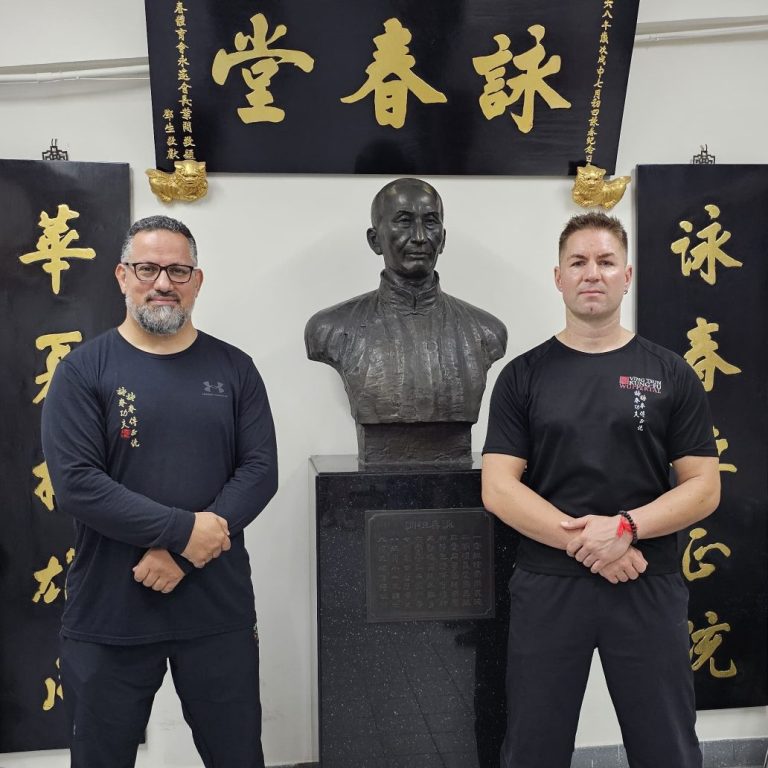 Ving Tsun Kung Fu Traditionslinie von Hong Kong bis nach Wuppertal Barmen Sifu Göksel Erdogan und Sifu Manni Wellmann in der Ving Tsun Athletic Association (VTAA) in Hong Kong an der Yip Man Statue