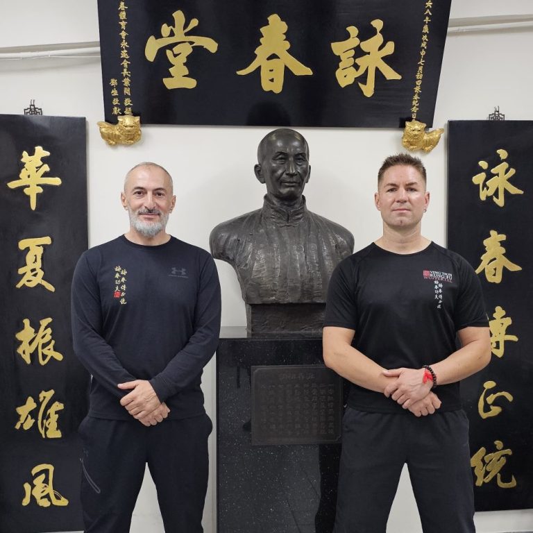 Traditionelles Ving Tsun Training nach Großmeister Ip Man jetzt auch in Wuppertal Sifu Taner Erdogan und Sifu Manni Wellmann an der Yip Man Statue in Hong Kong - Ving Tsun / Wing Chun / Wing Tsun in Wuppertal Barmen